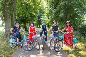 Celebrating the one-year anniversary of Beryl bikes in Worcester are (l-r): Katy Boom, Director of Sustainability at University of Worcester; Councillor Jill Desayrah; Councillor Hannah Cooper, Vice Chair of Worcester City Council’s Place and Economic Development Committee; Marcus Chandler, Contract Manager at Beryl; Jas Cartwright, Director of Continuous Improvement at the Worcestershire Acute Hospitals NHS Trust