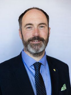 Head and Shoulder photo of Andrew Cross