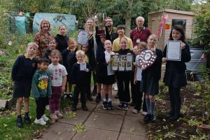 Pupils of Northwick Manor Primary School with (back row l-r) Laura Maddock (school teacher), Councillor Tor Pingree (Mayor of Worcester), Ross Dyke (Pershore College Horticulture Lead), Chris Thorp (Worcester Show volunteer).