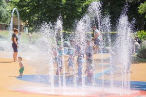 Children playing in the Splashpad in Gheluvelt Park