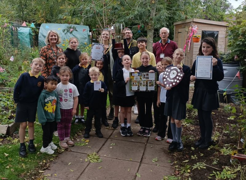 Pupils of Northwick Manor Primary School with (back row l-r) Laura Maddock (school teacher), Councillor Tor Pingree (Mayor of Worcester), Ross Dyke (Pershore College Horticulture Lead), Chris Thorp (Worcester Show volunteer).